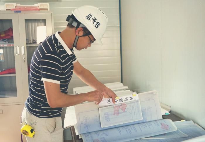 卷尺不離身，能下工地，也能細心的整理好每一份資料。謝微旋 攝.jpg