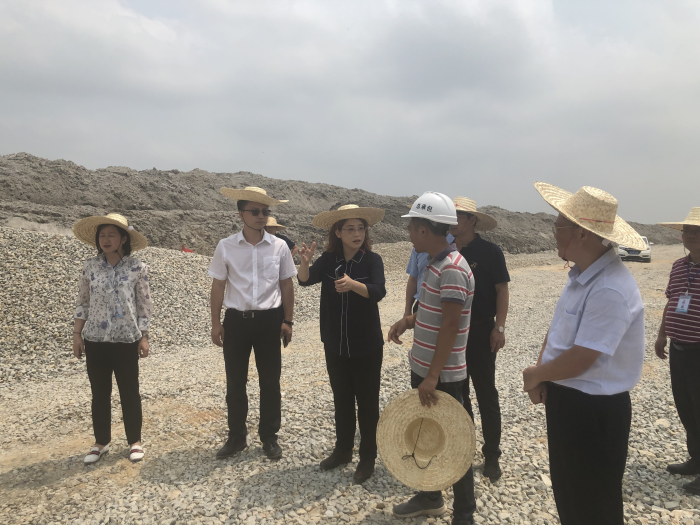 2實地查看施工現(xiàn)場。盧麗君 攝700.png