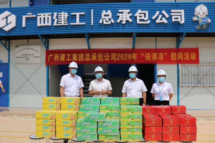1陸烜送清涼慰問品。 黃璐璐 攝.jpg