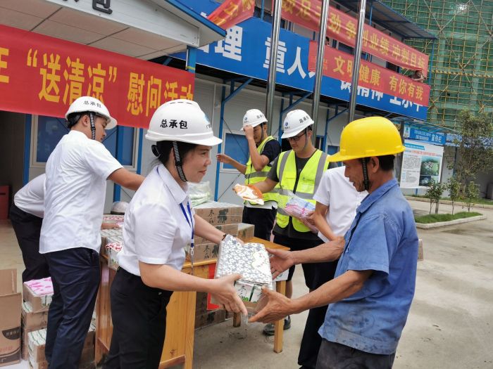 黃春玲給農(nóng)民工送上清涼慰問品。 王瑾貞 攝.jpg