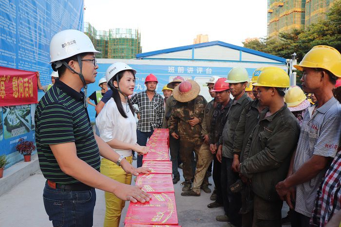 梁思赫慰問農(nóng)民工。 唐霞 攝.JPG