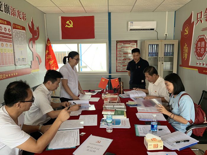 檢查材料現場。蔡怡靈 攝.jpg