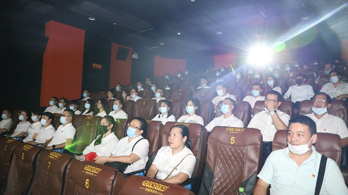 5號廳觀影人員合影。鄧燦濱 攝.JPG