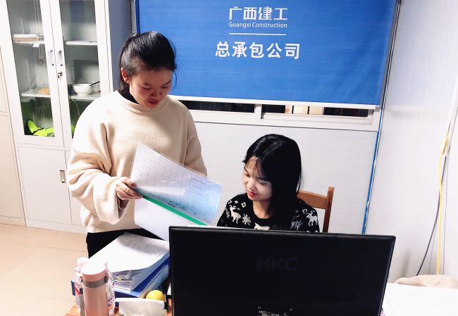內(nèi)業(yè)工作組加班加點(diǎn)力行“當(dāng)日事當(dāng)日畢”。黃俊涵 攝.jpg