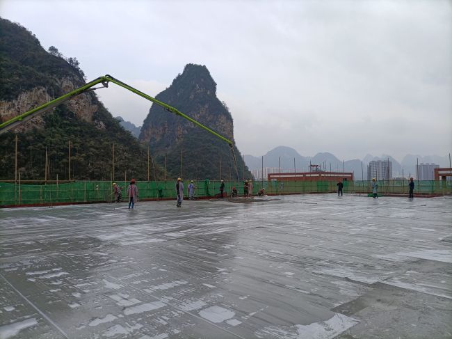 風雨操場食堂屋面層混凝土澆筑現(xiàn)場。陳志健 攝.jpg