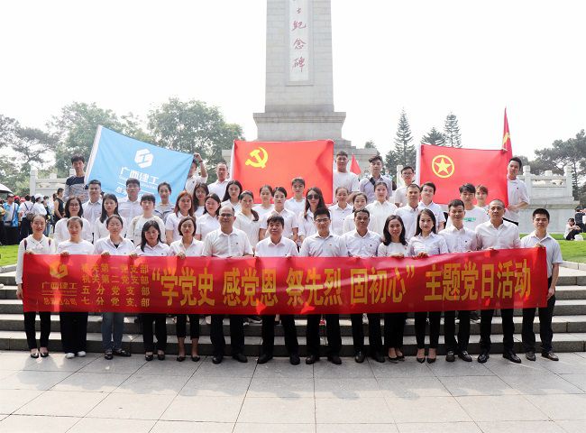 參加活動(dòng)的職工合影。楊鈺攝。（修圖）.jpg