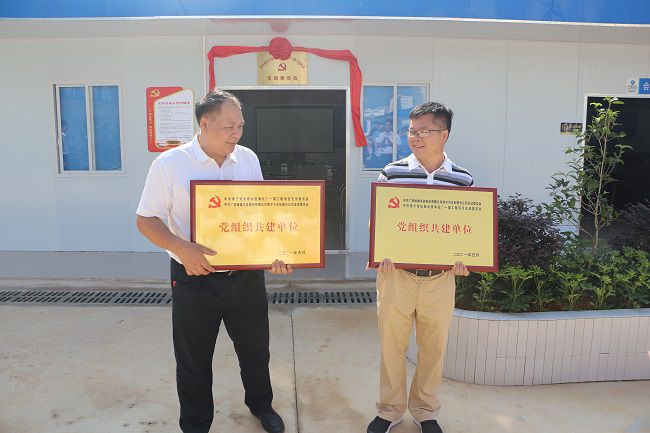 互贈牌匾。張釗林 攝（修圖）.jpg