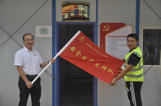 授旗現(xiàn)場(chǎng)。王瑾貞 攝（修圖）.jpg