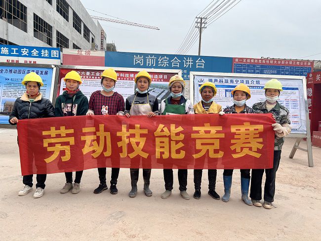 內(nèi)腳手架班組合影。廖之錠 攝（修圖）.jpg
