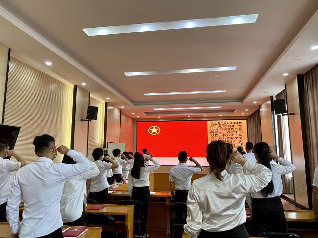 重溫入團誓詞。黃璐璐 攝（修圖）.jpg
