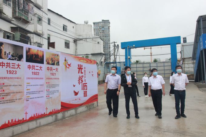 參觀“紅色長(zhǎng)廊”。鄧燦濱 攝（修圖）.jpg