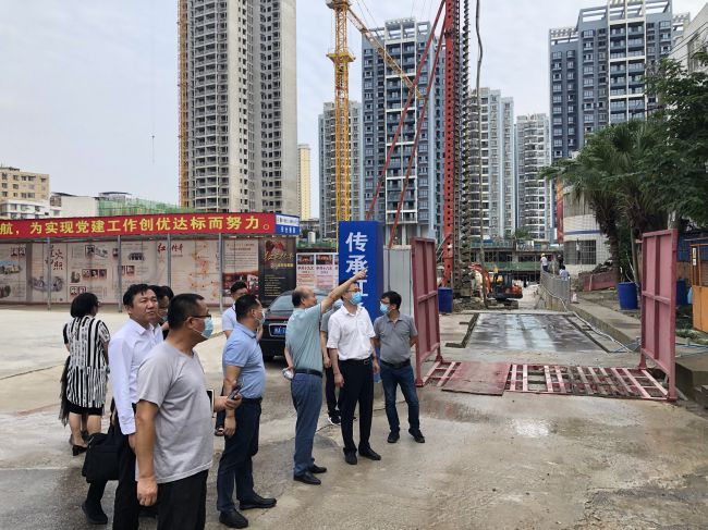 檢查施工現(xiàn)場。龔媚媚 攝（修圖）.jpg