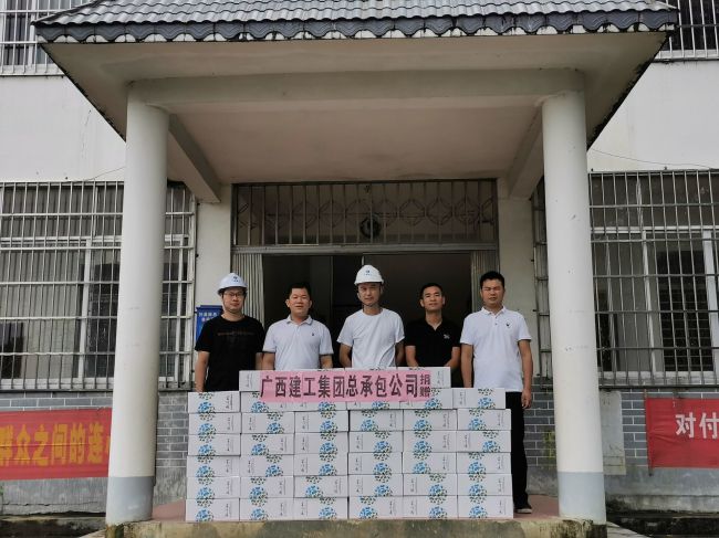 捐贈(zèng)抗災(zāi)物資。譚山泉 攝（修圖）.jpg