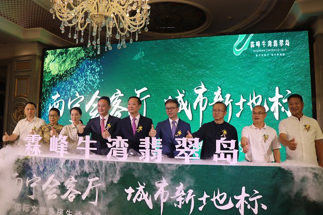 鄧少新與到場嘉賓一同合影留念。 周煜川 攝（修圖）.jpg