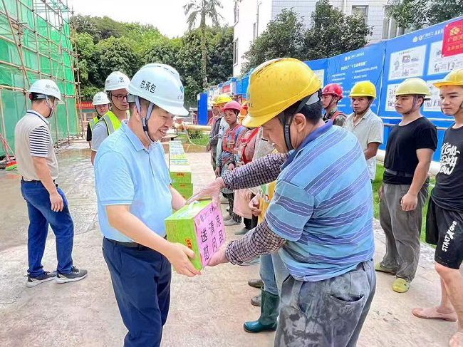 岑廷義為一線工人發(fā)放清涼飲品。 謝秋云 攝（650圖）.jpg