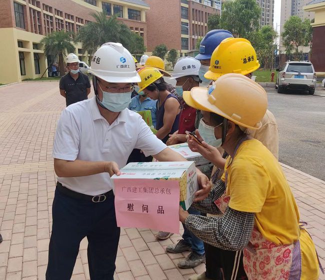 發(fā)放慰問品 。彭永彬 攝（修圖）.jpg