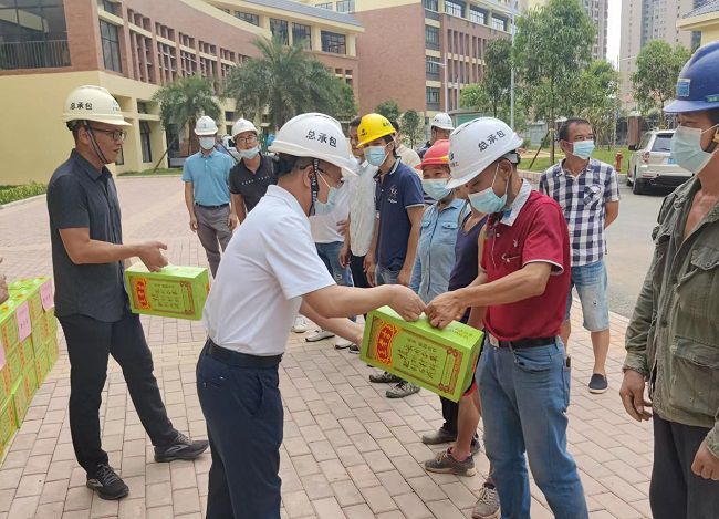 發(fā)放慰問品。彭永彬 攝（修圖）.jpg