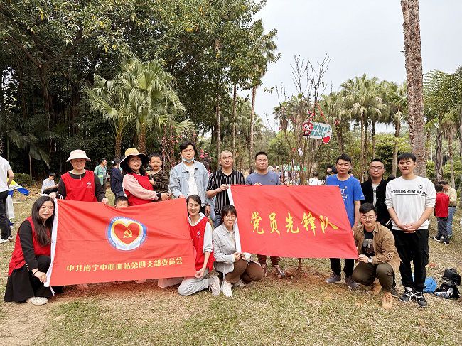 與主辦方合影留念。周煜川 攝（修圖）1.jpg