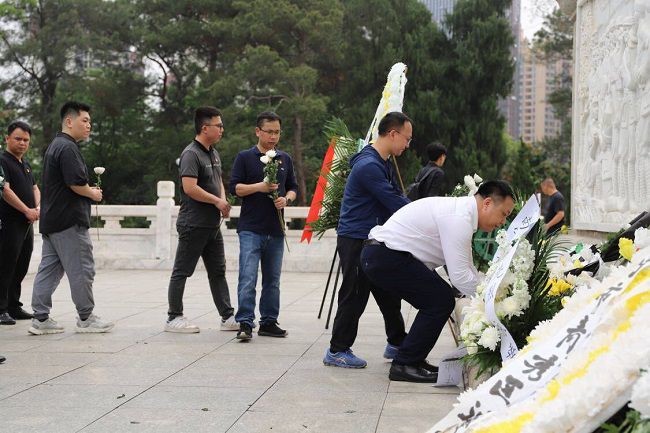 敬獻(xiàn)白菊。林成斌 攝（修圖）.jpg