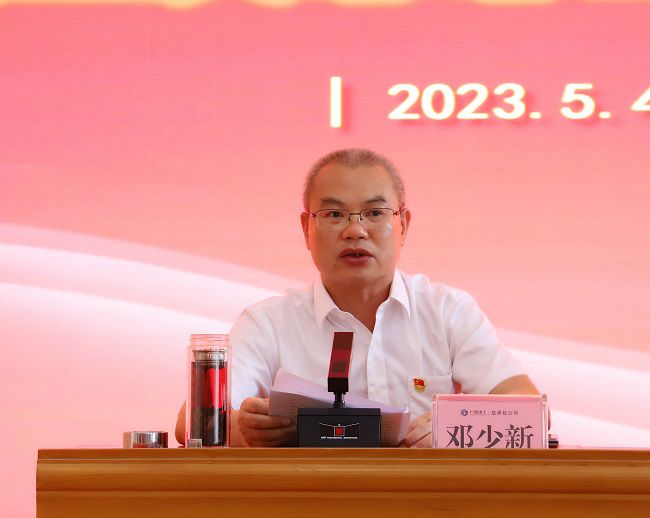 鄧少新做動(dòng)員講話。楊鈺 攝（修圖）.jpg