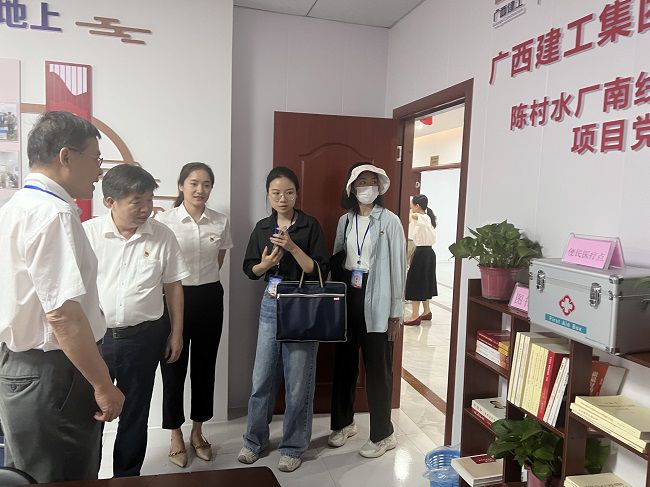 查看黨建設(shè)施配備情況。盧麗君 攝（修圖）.jpg