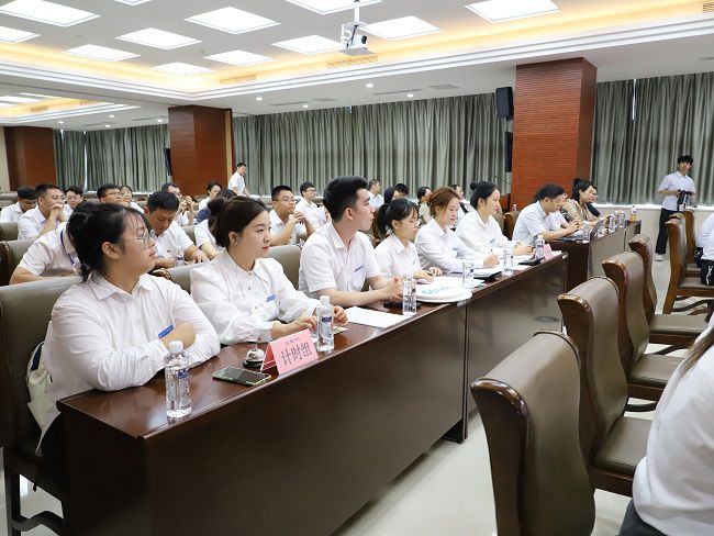 工作人員認(rèn)真計(jì)時記分。李立云 攝（修圖）.jpg