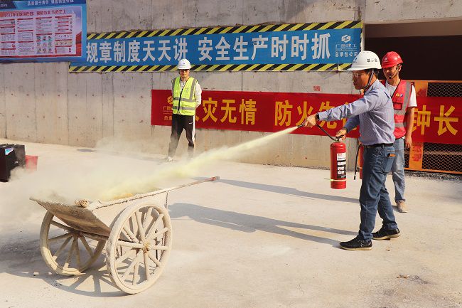 曾勁松進(jìn)行滅火器材使用培訓(xùn)。周煜川 攝（修圖）.jpg