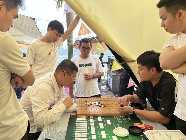 五子棋比賽現(xiàn)場。楊鈺 攝（2）.jpg