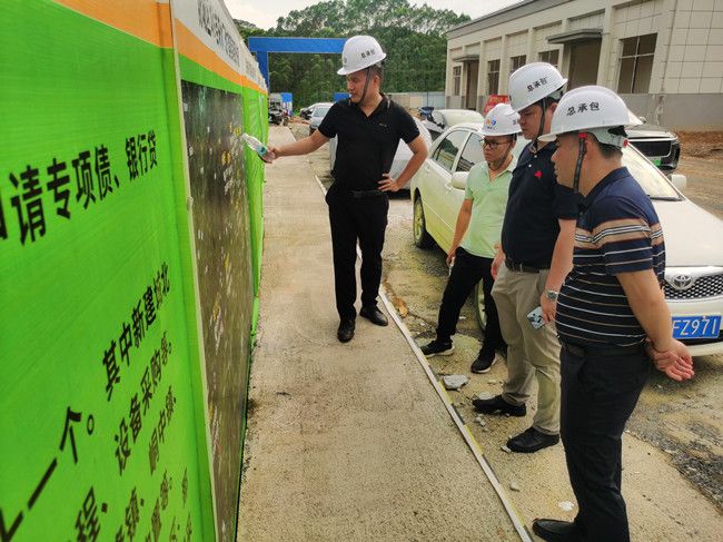 黎雙榮聽取項目情況介紹。李海寧攝（修圖）.jpg
