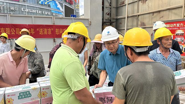 發(fā)放慰問品1。容芝雅 攝（修圖）.jpg